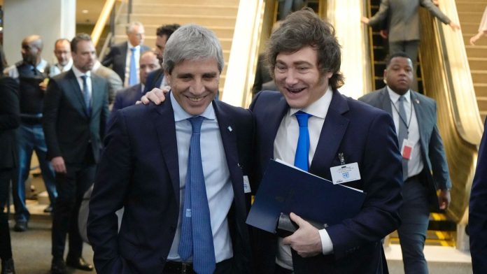 El Gobierno festeja la inflación, pero atiende encuestas que lo ponen al límite con la oposición