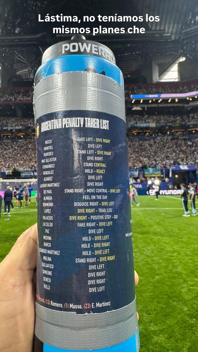 El machete del arquero inglés en una botella que sorprendió a Messi tras el triunfo: el dardo de un ayudante de Scaloni a Inglaterra