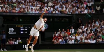 El sueño histórico de Novak Djokovic llegó hasta las semifinales: Jannik Sinner le ganó en tres sets y buscará otro título en Wimbledon