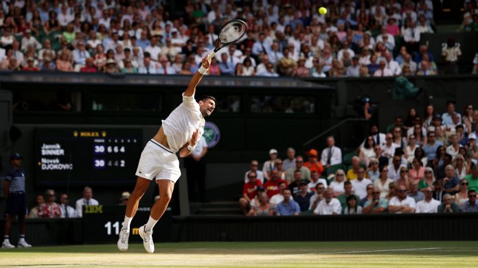 El sueño histórico de Novak Djokovic llegó hasta las semifinales: Jannik Sinner le ganó en tres sets y buscará otro título en Wimbledon
