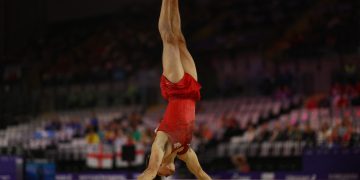 Escalofriante caída de un gimnasta inglés en los Juegos de la Commonwealth: fue trasladado de urgencia al hospital