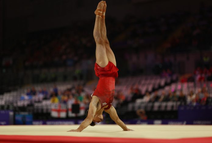 Escalofriante caída de un gimnasta inglés en los Juegos de la Commonwealth: fue trasladado de urgencia al hospital