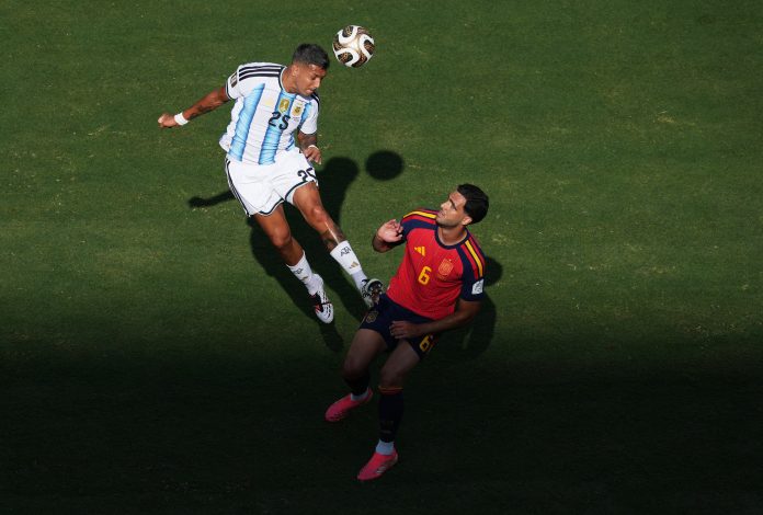 Facundo Medina volvió a Villa Caraza con otro futbolista de la Selección tras la final y dio un discurso desde el balcón: “No crean boludeces, es un grupo unido”