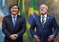 Javier Milei viaja a Brasil para respaldar la campaña de Flávio Bolsonaro y Lula da Silva espera que no cruce una “línea roja”