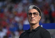 La faceta desconocida del entrenador de Suiza: el “sex symbol” de las gafas virales al que comparan con estrellas de Hollywood