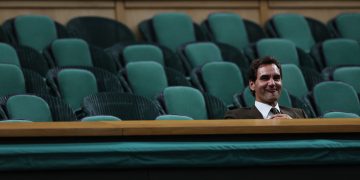 La solitaria imagen de Roger Federer en las tribunas de Wimbledon durante un partido que recorre el mundo