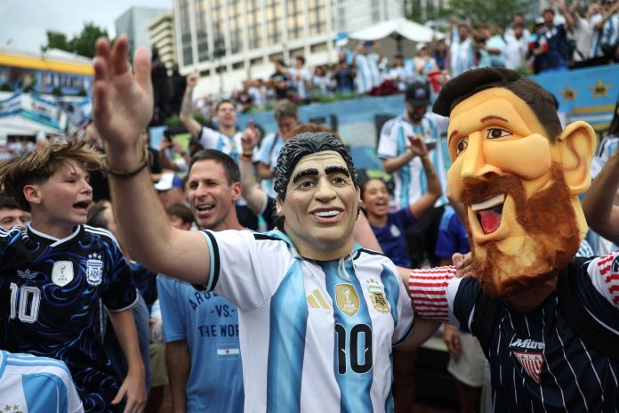 Locura por una entrada para ver Argentina-Inglaterra: los testimonios de los hinchas que buscan a último momento y cuánto valen
