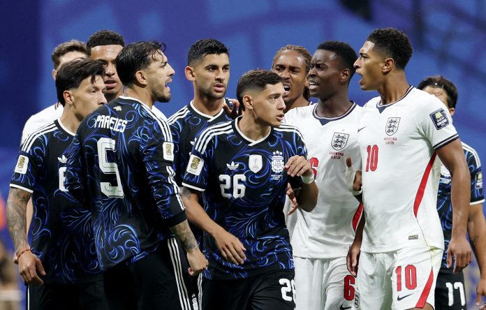 “Los 31 trucos sucios que Argentina empleó ante Inglaterra”: el insólito informe de un diario inglés tras dejar escapar la semifinal en 6 minutos