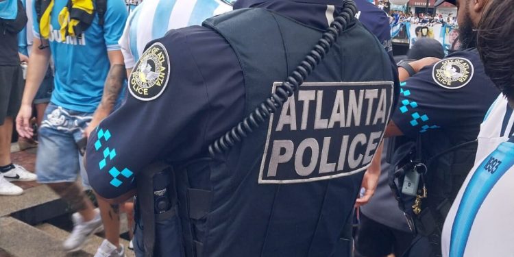 Los videos y fotos del banderazo argentino bajo la lluvia en Atlanta: de los hits de Maradona y Messi a los cantos contra Inglaterra