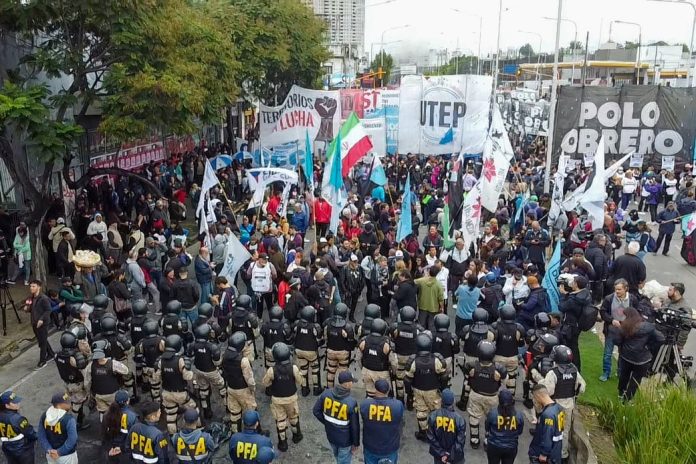 Marchas y piquetes: los movimientos sociales cortarán accesos en rechazo a la baja del programa Volver al Trabajo