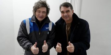 Milei viaja a Brasil para apoyar la candidatura de Flavio Bolsonaro: desde el Planalto lo trataron de “imbécil”