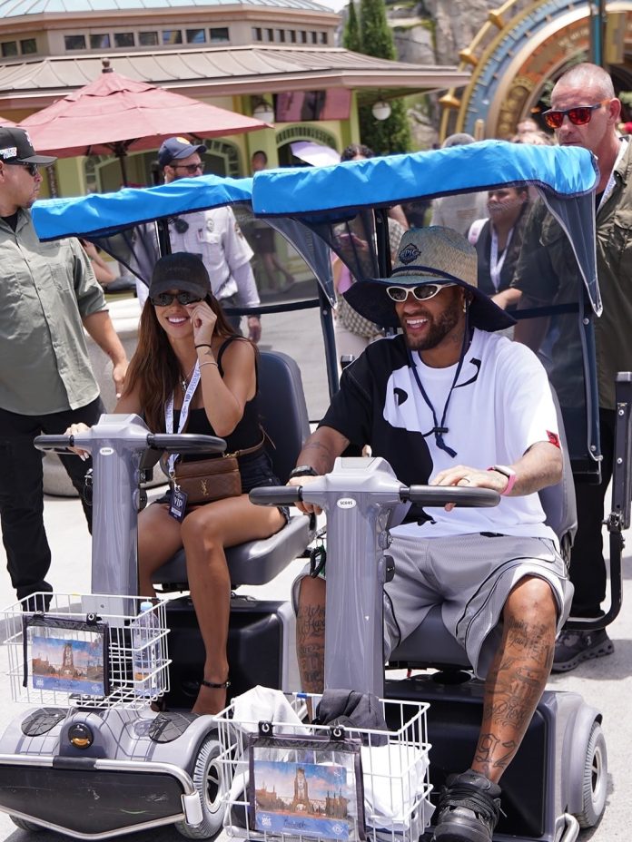 Neymar reapareció en un parque temático manejando un scooter tras la eliminación de Brasil