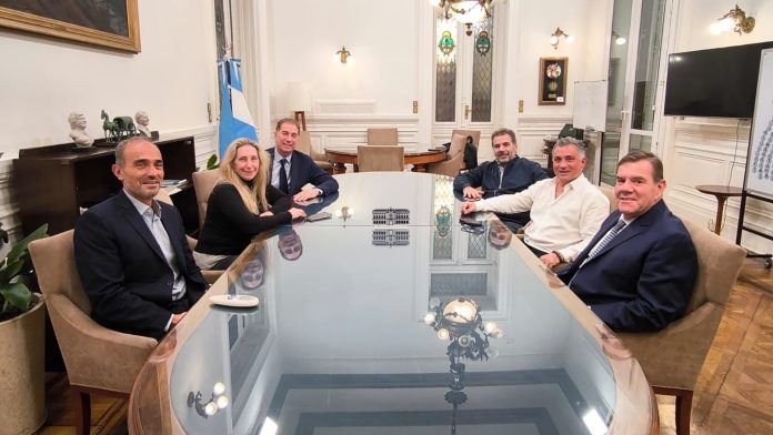 “Que se hagan cargo”: LLA no apoyará la reelección indefinida de intendentes y apunta contra el peronismo