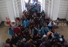 Se conoció el video de los incidentes con los cooperativistas que provocaron incendios en la Municipalidad de La Plata