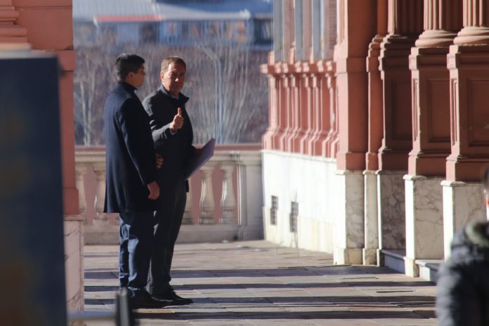 Se demora la salida de un funcionario a la espera de dos reuniones clave en la Casa Rosada