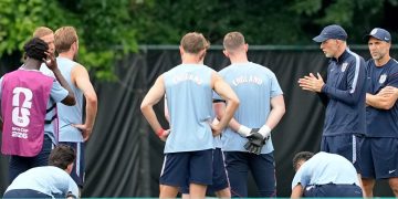 Tensión en el Mundial: detuvieron a un hombre que irrumpió armado con una herramienta en la concentración de Inglaterra