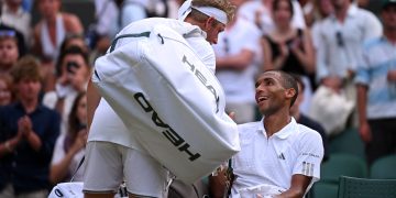 Tenso saludo, reproches y polémica entre el número 4 del mundo y su rival en Wimbledon: “Si estás lesionado, te retirás”