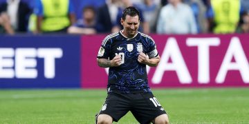 Un diario inglés acusó a la selección argentina de “tácticas antideportivas” tras su victoria en el Mundial: “Auténticos sinvergüenzas”