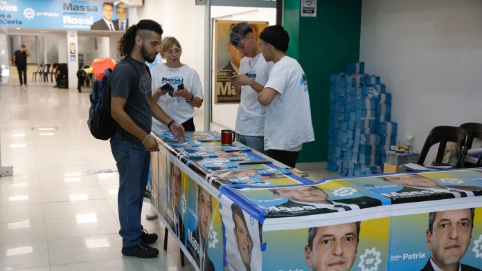 Un estudio afirma que el peronismo retiene a más votantes jóvenes que La Libertad Avanza en barrios populares