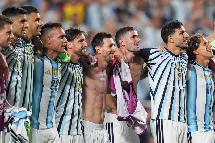 Una leyenda de Inglaterra habló de los futbolistas argentinos: “Jugué con Verón, Tévez y Heinze, se hacen los duros pero son unos gatitos”
