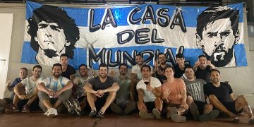 Veinte amigos alquilaron una casa para vivir juntos el Mundial: home office y visitas familiares