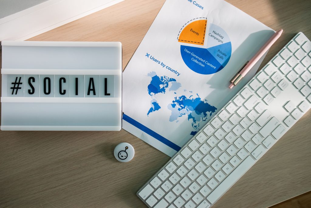Pantallas mostrando análisis de datos y métricas de redes sociales