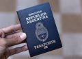A un año de su anuncio, hay fricción en el Gobierno por la demora del “pasaporte dorado” con el que Milei busca inversiones