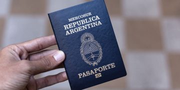 A un año de su anuncio, hay fricción en el Gobierno por la demora del “pasaporte dorado” con el que Milei busca inversiones