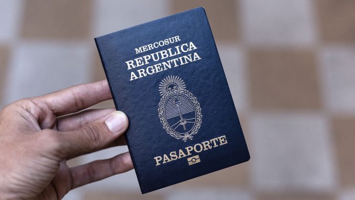 A un año de su anuncio, hay fricción en el Gobierno por la demora del “pasaporte dorado” con el que Milei busca inversiones