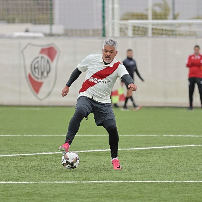 Asistencia de lujo y golazo de tiro libre: el show del Burrito Ortega a sus 52 años en el Senior de River Plate