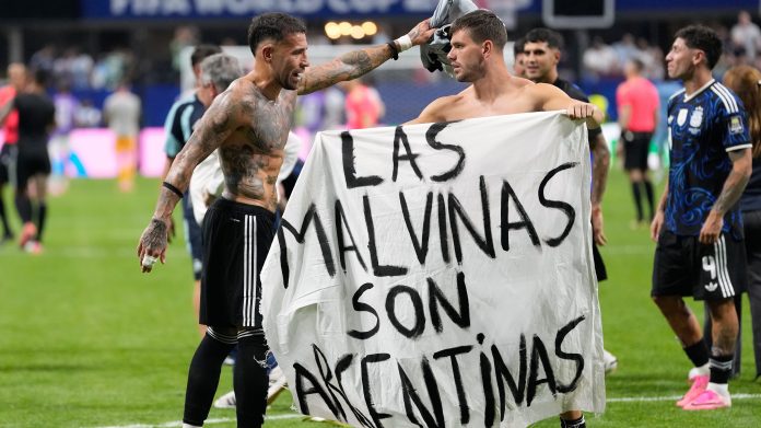 El destino que tendrá la bandera de Malvinas que mostraron los jugadores de Argentina tras el triunfo ante Inglaterra en el Mundial