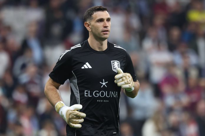 El DT del Aston Villa reveló la frase que le dijo Dibu Martínez en medio de las especulaciones sobre su futuro