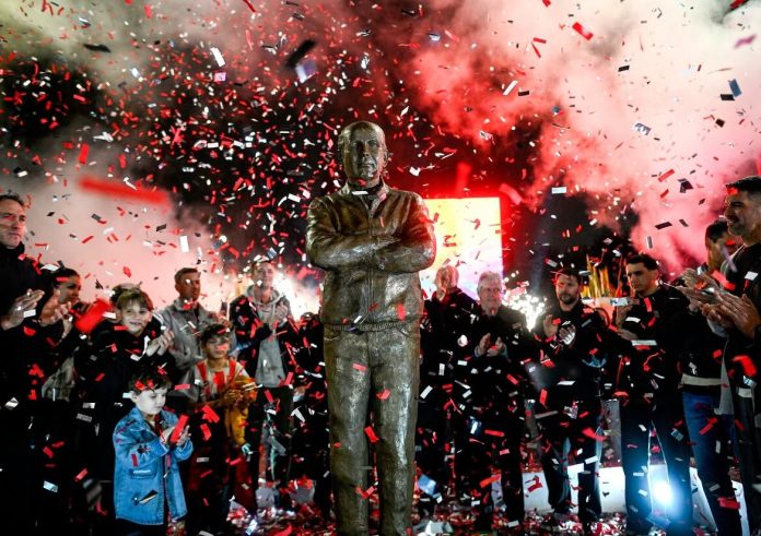 El emotivo homenaje de Estudiantes de La Plata a Alejandro Sabella: las imágenes del momento en que descubrieron su estatua en UNO