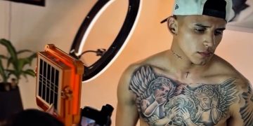 El impactante tatuaje que se hizo en el pecho Leonel Flores, la nueva joya de la cantera de Boca Juniors