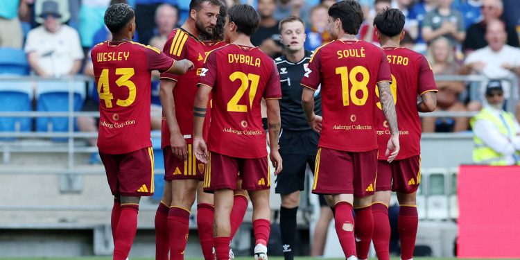 Empujones y discusión cara a cara: el momento de tensión entre Paulo Dybala, Matías Soulé y el capitán de la Roma