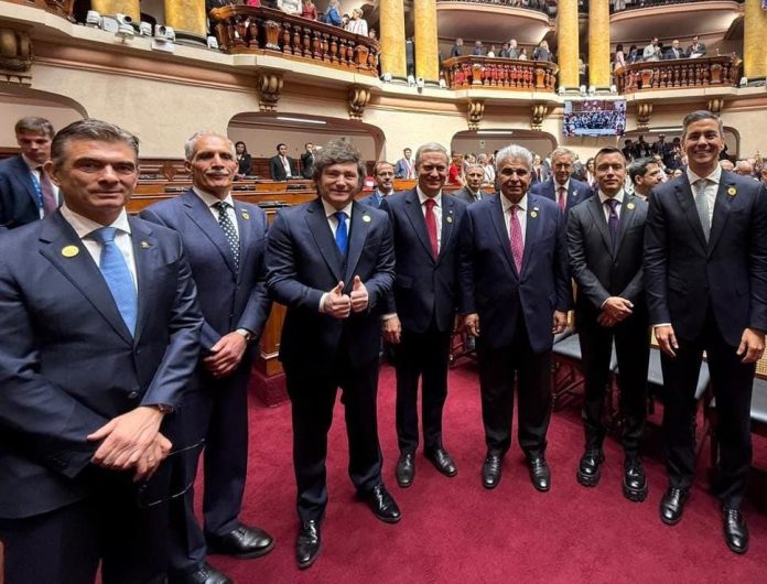 En medio de la tensión diplomática con Brasil, Javier Milei viaja esta noche a Ecuador y a Colombia