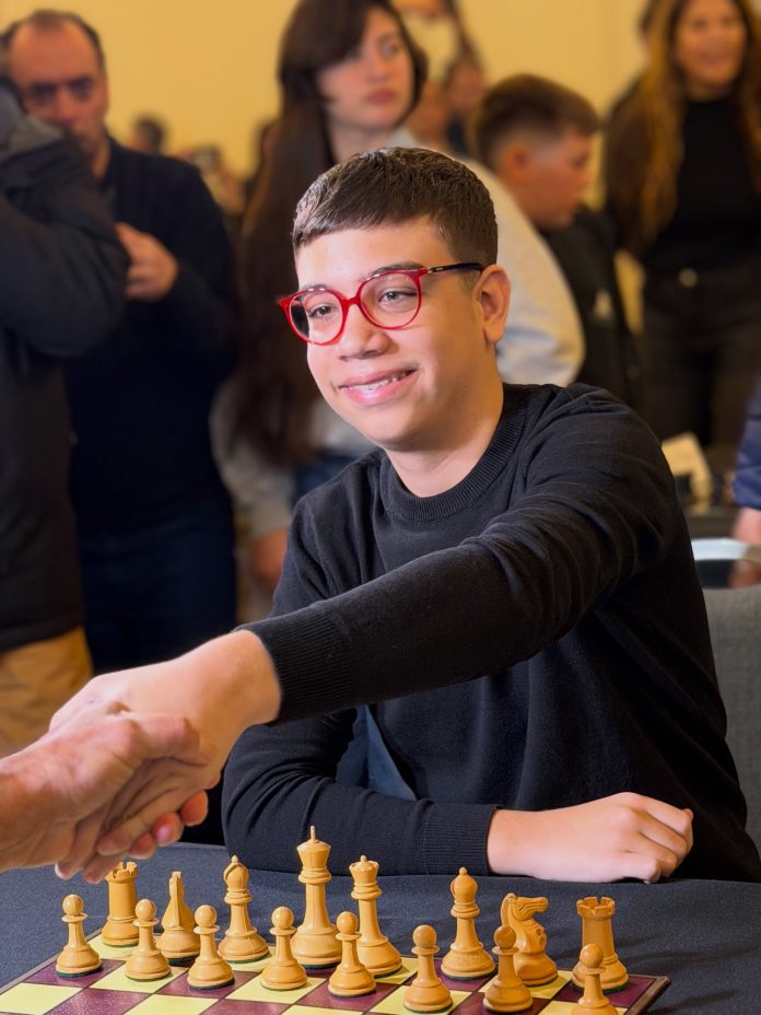 Faustino Oro deslumbró en una exhibición de ajedrez: ganó una partida simultánea contra una selección de 25 jugadores
