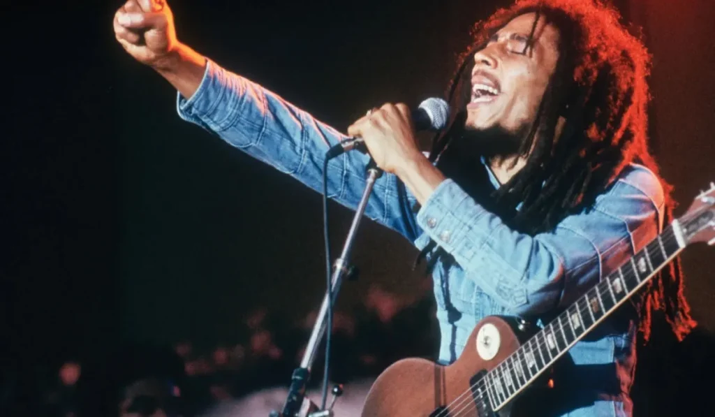Bob Marley cantando Redemption Song en concierto
