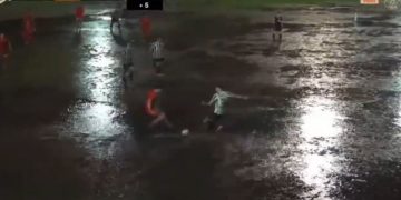 Fútbol de ascenso bajo el agua: las exóticas imágenes del partido de Primera C que se jugó en pleno temporal