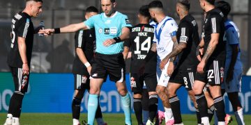 La AFA suspendió a los árbitros Nazareno Arasa y Diego Ceballos tras la polémica en el partido Riestra-Velez