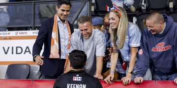 La broma de Nico Keenan a su pareja Rob Jetten, primer ministro de Países Bajos, tras la goleada de Los Leones en el Mundial de hockey