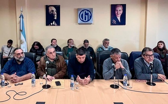 La CGT responsabilizó a Milei y a Caputo por el problema de las familias endeudadas: la fuerte amenaza que lanzó