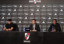 Lo que no se vio de la despedida de Coudet en River: los presentes y el abrazo del final
