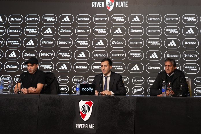 Lo que no se vio de la despedida de Coudet en River: los presentes y el abrazo del final