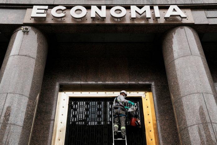 Marcha de los endeudados, en vivo: comenzó la movilización de la CGT y los movimientos sociales hacia el Ministerio de Economía