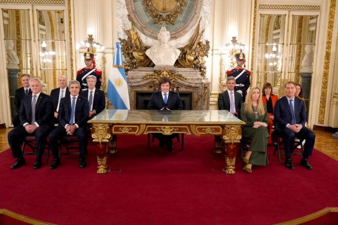 Milei profundiza su plan económico, pero la sociedad cambió las prioridades y la tolerancia reaparece como clave