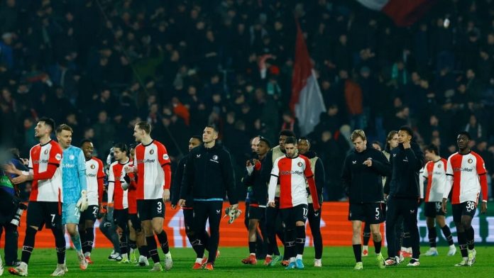 Pirotecnia, 7 heridos y 20 minutos de interrupción: así un club de los Países Bajos vetó a sus propios hinchas