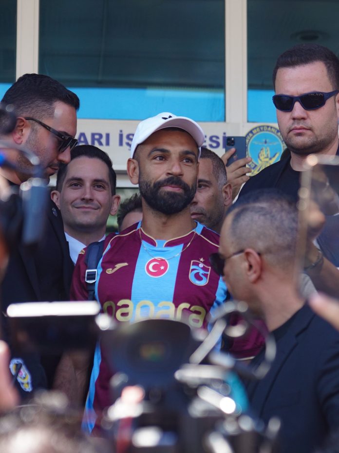 Tras su despedida de Liverpool, Mohamed Salah aterrizó para firmar en su nuevo club y tuvo un masivo recibimiento en el aeropuerto