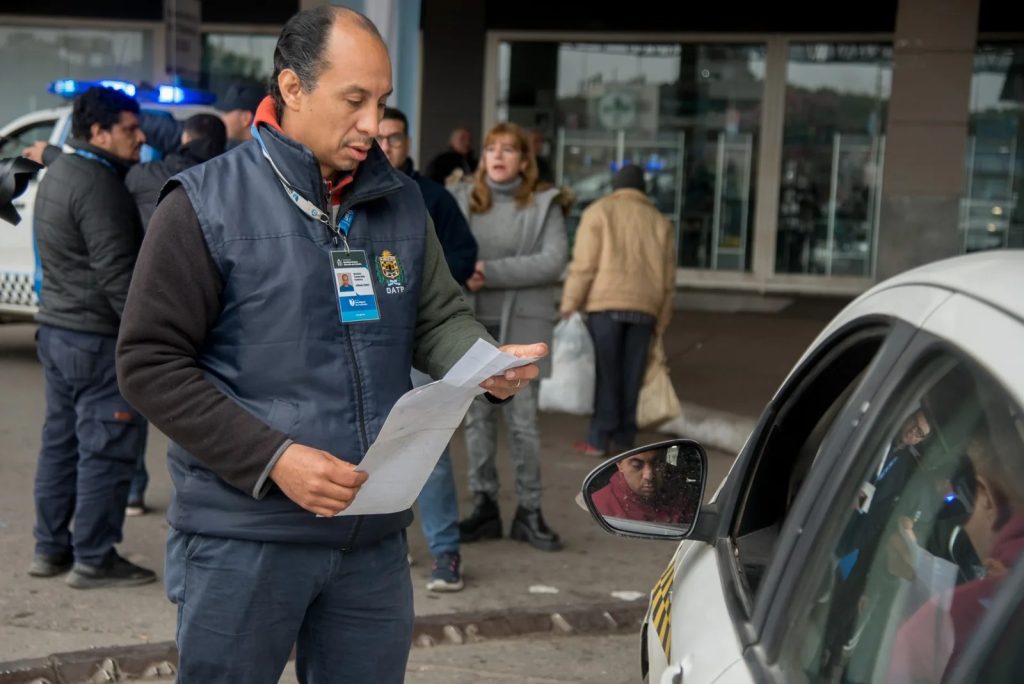 Operativo de control de taxímetros en la terminal de Tucumán